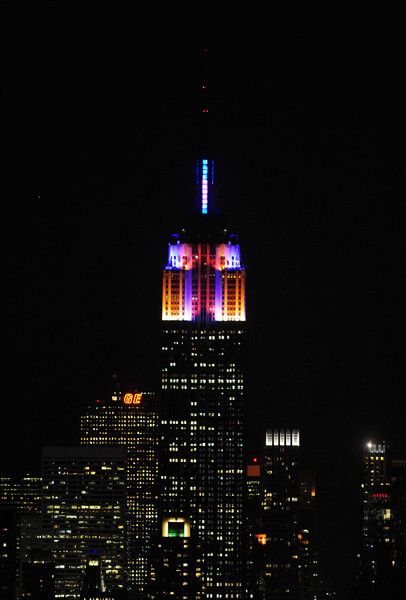 Das berühmteste Hochhaus New Yorks, das Empire State Building, wurde mit einer LED-Beleuchtung ausgestattet, um künftig bei den unterschiedlichsten Anlässen zu erstrahlen. Dabei lassen sich 16 Mio. Farben unbegrenzt kombinieren. (Philips)