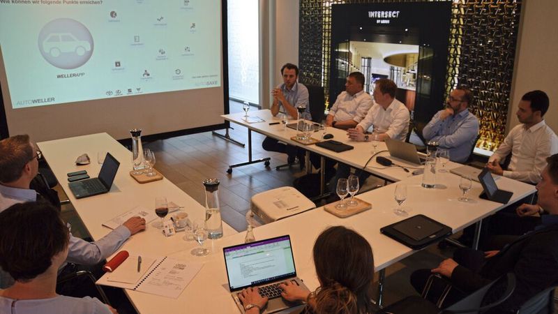 Das Team der Wellergruppe stellte den Leistungsumfang der Wellerapp beim Vor-Ort-Besuch der Jury des Automotive Business Awards 2022 vor. (Bild: Achter – »kfz-betrieb«)