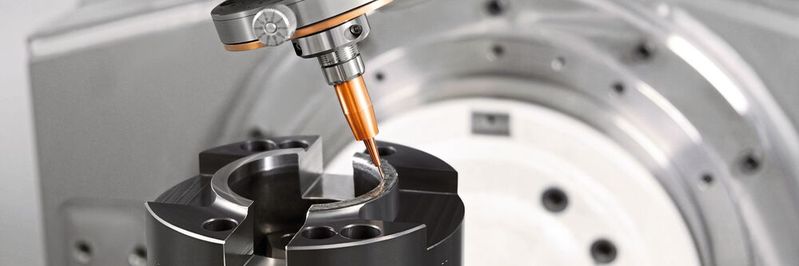 Flexibel: Die Maschine AM Cube kann unterschiedliche Auftragsköpfe einwechseln, um Zusatzwerkstoffe wahlweise als Pulver oder vom Draht mit dem Laser aufzuschweissen. Flexibel: Die Maschine AM Cube kann unterschiedliche Auftragsköpfe einwechseln, um Zusatzwerkstoffe wahlweise als Pulver oder vom Draht mit dem Laser aufzuschweissen.