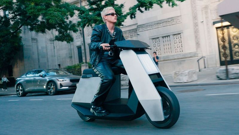 Der P1 unterscheidet sich mit seiner scharfkantigen Verkleidung deutlich von anderen E-Rollern.(Bild:  Infinite Machine)