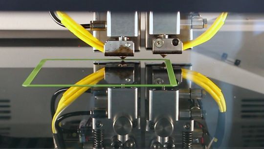 (Qualitätssicherung: Die Wissenschaftlerinnen und Wissenschaftler werden Sensoren am Druckeranbringen, um Fehler zu erkennen wie etwa einen verstopften Druckkopf. (Foto: Désirée Binder / IPH))