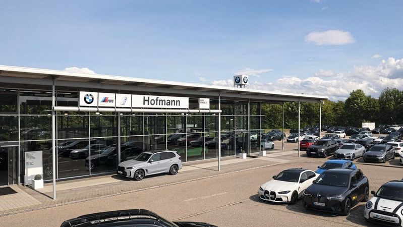 Der Standort Mertingen gehört seit letztem Jahr zu Hofmann Automobile. 2024 wurden die Werkstatt und die Fahrzeugaufbereitung erweitert sowie ein neues Reifenlager gebaut.(Bild:  Hofmann Automobile)