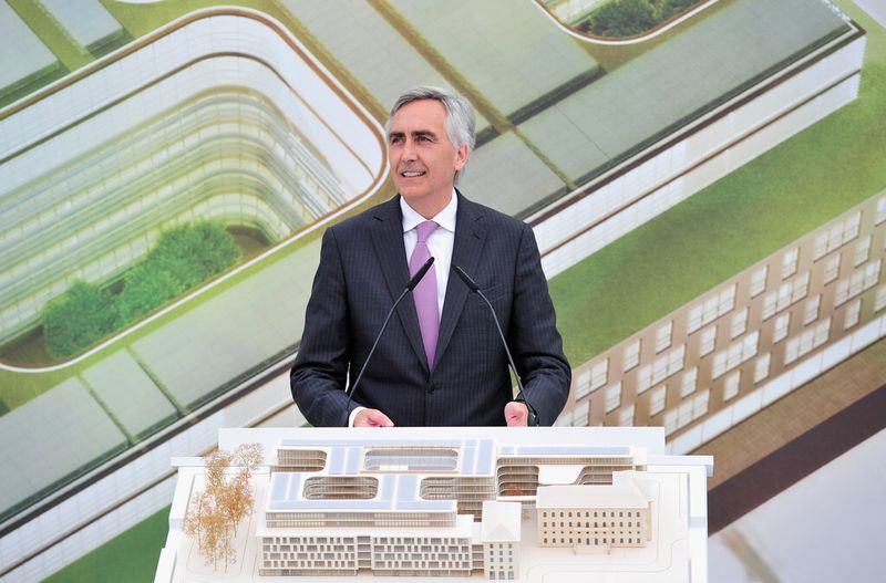 Siemens-Chef Peter Löscher während seiner Festansprache mit einem Modell der neuen Konzernzentrale. (Siemens/Lennart Preiss)