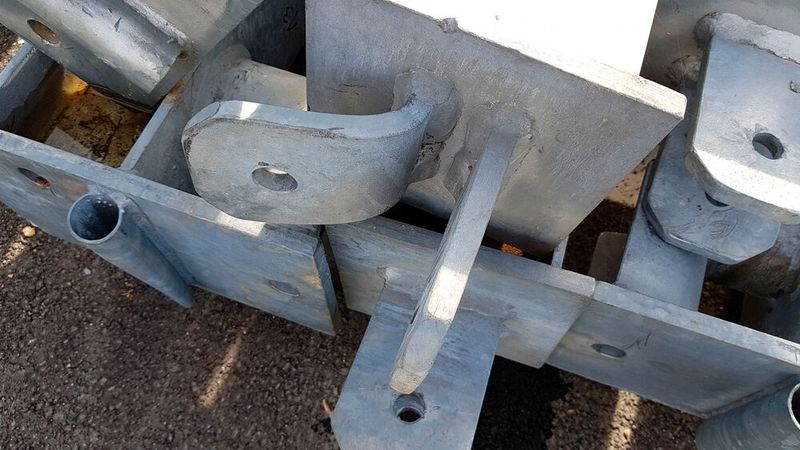 Die auf einen Schutzzaun einwirkenden Belastungen bei einem Steinschlag oder einen Murenabgang können extrem hoch sein. Trotzdem müssen die Schweißnähte halten. (Fronius)