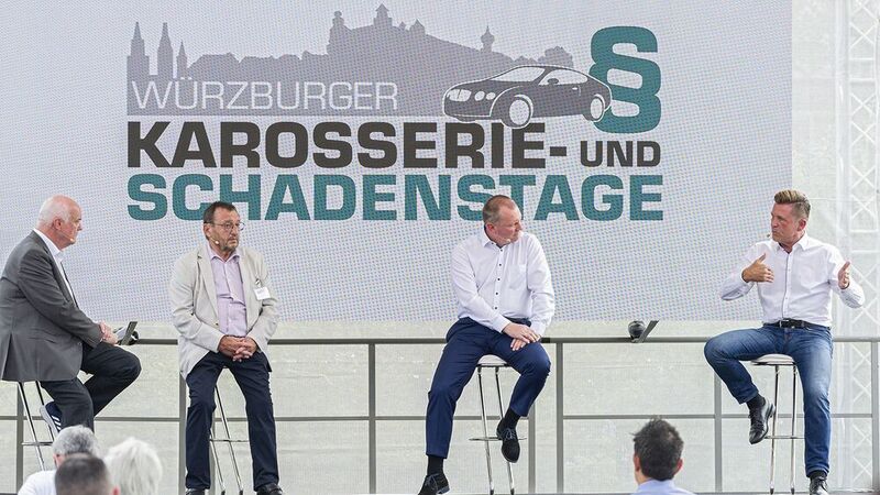 Eine Podiumsdiskussion mit den Vertretern der drei wichtigsten Verbände rundete die Würzburger Karosserie- und Schadenstage ab. Von links nach rechts: Konrad Wenz (Moderator), Paul Kehle (Bundesfachgruppe Fahrzuglackierer), Peter Börner (ZKF) und Wilhelm Hülsdonk (ZDK). (Rainer Wengel)