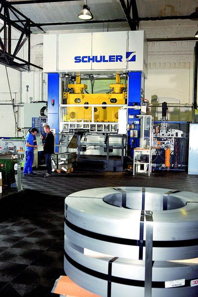 Bild 2: Der Automobilzulieferer Kortenbach GmbH in Solingen konnte mit der Servopresse die Ausbringungsleistung bei verschiedenen Bauteilen deutlich steigern. Bild: Schuler (Archiv: Vogel Business Media)