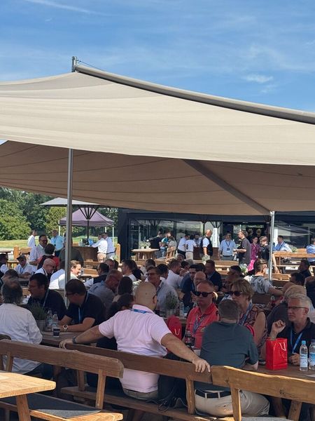 Volle Hütte und viel Networking bei bestem Wetter (Bild: Vogel IT-Medien GmbH)