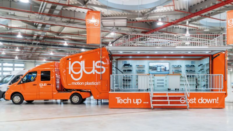 Der neue XXL-Roadshow-Truck verwandelt sich wie ein Transformer in einen Messestand mit Dachterrasse.