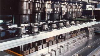 Arbeitsraum einer mechanischen Stufenpresse mit Greiferschienentransfer zur Produktion von Automobilteilen.  (Bild: Bosch Rexroth)