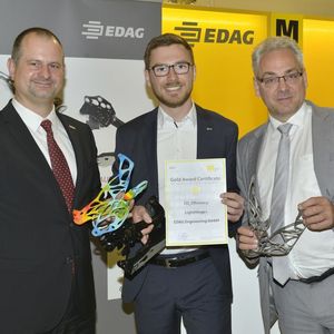 Stolze Preisträger (von links): Dr. Patrick Mehmert, Produktmanager der Simufact Engineering, Sebastian Flügel (Mitte), Projektleiter im CC Leichtbau der EDAG und Dr. Eric Klemp, COO der Voestalpine 