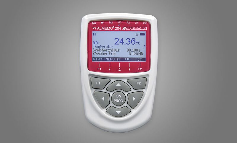 Die Ahlborn Mess- und Regelungstechnik GmbH stellt den neuen smarten Datenlogger Almemo 204 vor. Der Datenlogger besitzt vier Messeingänge für digitale Sensoren, die sich auf bis zu 40 Messkanäle erweitern lassen, je nachdem welcher Sensor angeschlossen wird. Dafür gibt es multifunktionale Sensoren, z.B. zur Messung der relativen Luftfeuchte bei gleichzeitiger Messung von Temperatur und Luftdruck. Ungenutzte Kanäle können als Funktionskanäle erweitert werden, so dass im genannten Fall auch noch die absolute Luftfeuchte als Anzeigewert mit erfasst wird. (Ahlborn Mess- und Regelungstechnik GmbH)
