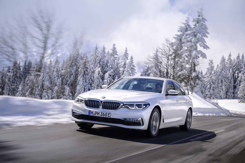 BMW steuert weiter auf Elektrokurs und bietet jetzt auch in der noch taufrischen 5er-Baureihe mit dem 530e einen Plug-in-Hybriden an. (BMW)