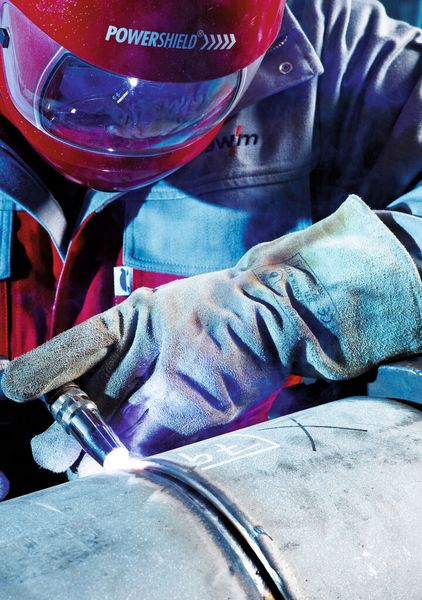 Wo man früher wegen der hohen Sicherheitsanforderungen auf das WIG-Schweißen setzte, kommt heute das MIG/MAG-Verfahren Coldarc zum Einsatz. Bei Hische Stahlbau und Industrieanlagenbau kann so in WIG-Qualität mit MAG-Geschwindigkeit geschweißt werden. (Bild: EWM)