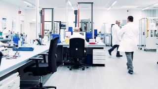 In Vibracoustics Materialentwicklungs-Center sollen neue Prototypenmischungen entstehen.  (Vibracoustic)