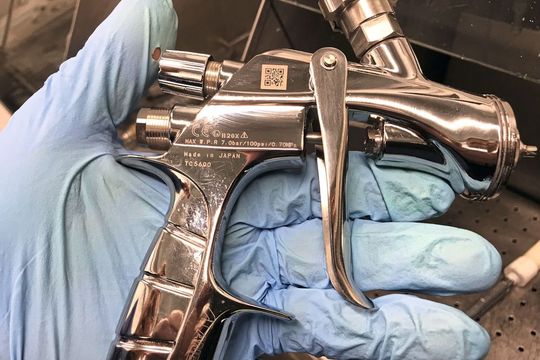 Nach einem etwa einstündigen Bad in Prolaq WS glänzt die Pistole aus dem Bild unten wieder wie fabrikneu. Nur noch die Kratzer verraten ihr wahres Alter.(Bild:  Holz)