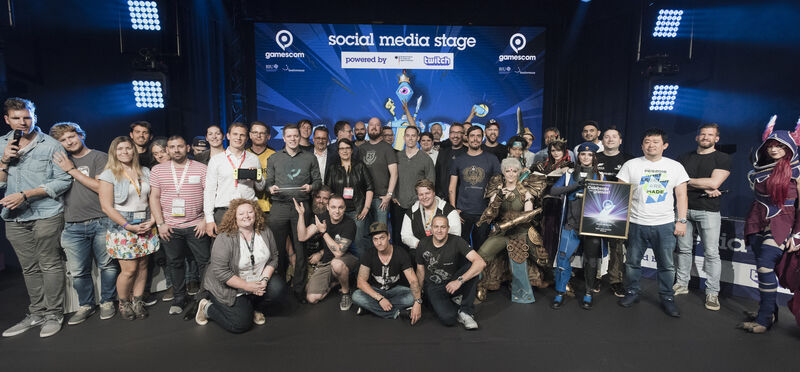 Gruppenfoto der Gewinner des gamescom award 2017, social media stage, Halle 10.1 (Bild: Koelnmesse GmbH / Oliver Wachenfeld)