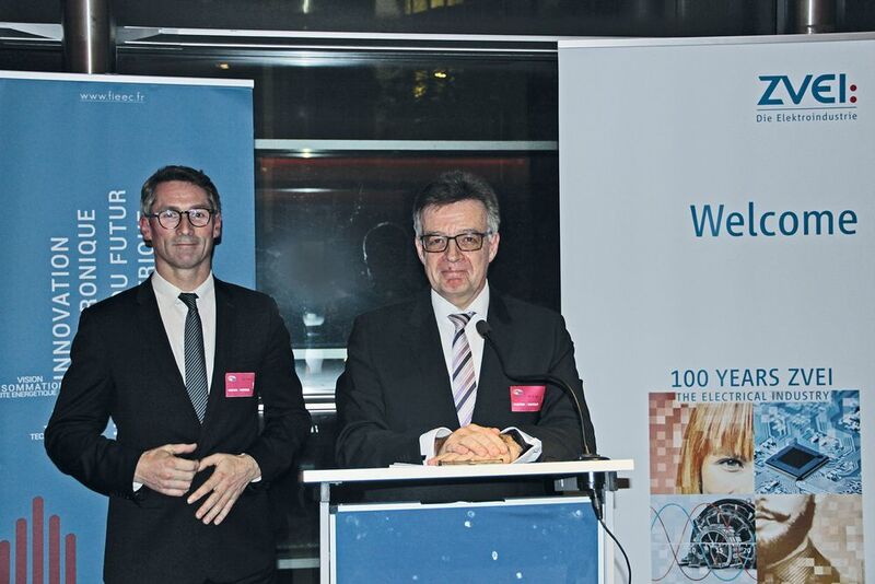 Eric Jourde (links), CEO des französischen Verbandes FIEEC und und Dr. Klaus Mittelbach, Vorsitzender der ZVEI-Geschäftsführung, sind sich einig und unterstützen das Konzept „Security-by-Design“ ausdrücklich. (Bild: ZVEI)