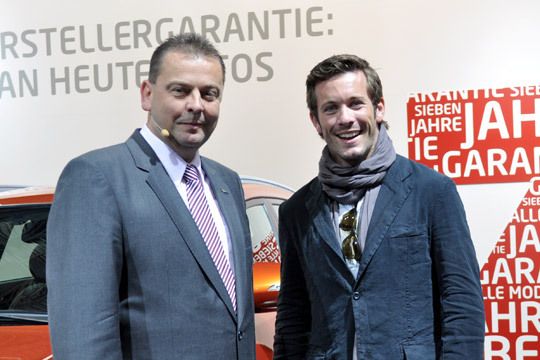 ...und Kia seinen neuen Markenrepräsentanten, den Schauspieler Jan Hartmann, der in der ZDF-Telenovela „Alisa“ spielt. (Archiv: Vogel Business Media)