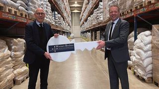 Greiwing logistics for you hat zum 1. Januar dieses Jahres die Werner Bruhns Lagereigesellschaft übernommen. Mit einer symbolischen Schlüsselübergabe besiegelten Michael Bruhns (l.) und Jürgen Greiwing (r.)  die Übernahme.  (Bild: Greiwing)