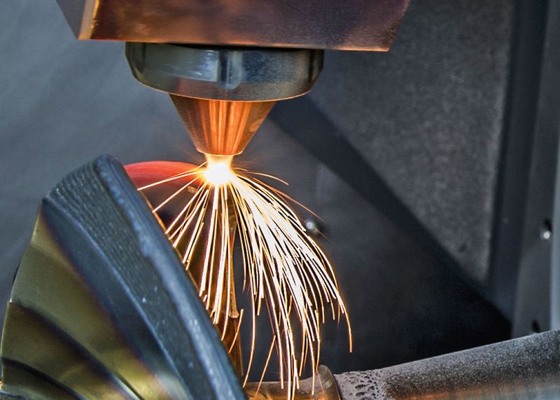 Bei der Kombination aus auftragender und abtragender Bearbeitung in einer Maschine können Funktionsflächen in einer Aufspannung nachbearbeitet und zu höchster Präzision gebracht werden. (Siemens)