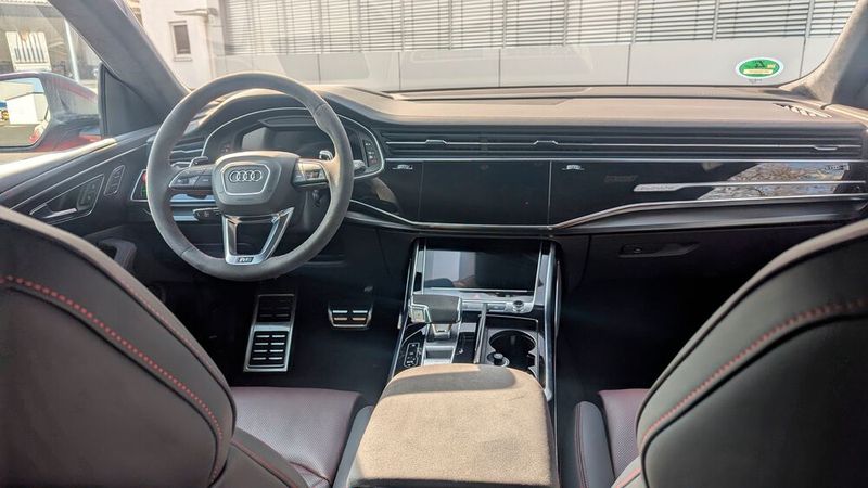 Der Q8 stammt noch aus einer Fahrzeuggeneration, in der die Bildschirme möglichst unauffällig ins Armaturenbrett integriert sein mussten. Das wirkt auch heute noch elegant, vor allem bei abgestelltem Fahrzeug. Es hat aber auch seine Nachteile. (Bild: Simon – VCG)