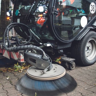 Kehrmaschinen wird mit dem TRY21 die Position und Winkelstellung der Tellerbesen gesteuert. (Bild: ghazii/AdobeStock - 125811197)