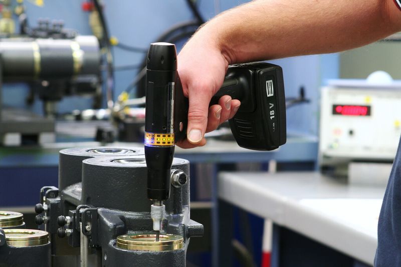 In der Automobilindustrie oder auch im Flugzeugbau ist die Nachfrage nach Akkuschraubern hoch. Tensor-STB-Schrauber (wie der im Bild) sind dokumentationsfähig und übertragen ihre Daten über weite Strecken via Funk. (Bild: Atlas Copco Tools)