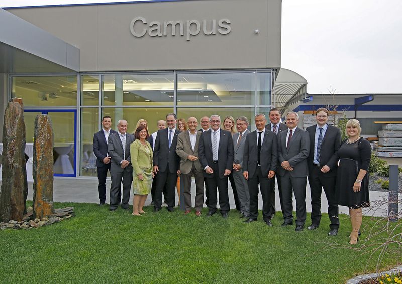 Zur offiziellen Eröffnung fanden sich zahlreiche Ehrengäste aus Politik, Wirtschaft und Gesellschaft ein, um der Unternehmerfamilie Munk zum Neubau zu gratulieren. (Bild: Günzburger Steigtechnik)