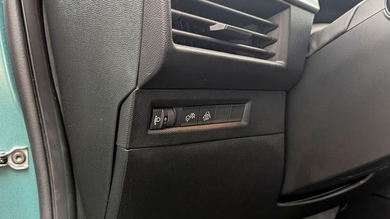 Der Geschwindigkeits- und der Spurhalteassistent lassen sich mit eigenen Tasten aus- und einschalten. (Bild: Rosenow – VCG)