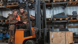 DBL-Mietkollektionen wie zum Beispiel Elements bieten moderne Optik und funktionale Details wie elastische Stretcheinsätze in Rücken und Ärmeln. Der DBL-Mietservice sorgt für eine fachgerechte Aufbereitung aller Kleidungsstücke. (DBL)