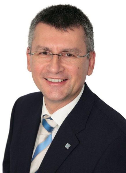 Auf der Fachtagung Carbon Composites 2012 geht Prof. Dr.-Ing. Peter Mitschang auf die Vorteile der variothermen Werkzeugtemperierung bei der Verarbeitung von Faser-Kunststoff-Verbunden ein. „Für die Prozessführung erhöht die Möglichkeit, die Temperatur binnen kürzester Zeit zu erhöhen und zu senken, den Freiheitsgrad“, so der technisch-wissenschaftliche Direktor des Instituts für Verbundwerkstoffe in Kaiserslautern. (Bild: IVW)