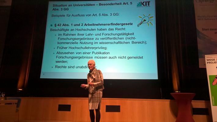 Dr. Elke Luise Barnstedt referiert über das Spannungsverhältnis von Technik und Ethik. (Elisabeth Wiesner)