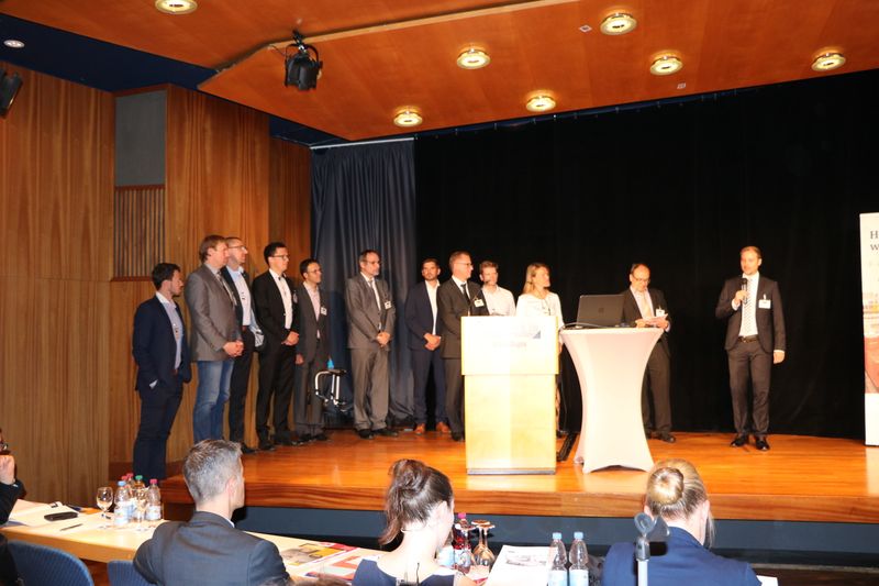 In der Spotlight-Session vor der ersten Kaffeepause stellten die Aussteller der Expo sich und ihre Lösungen für eine Effizienzsteigerung im Presswerk in einer Minute persönlich vor. So verschafften sich die Teilnehmer der Fachtagung einen schnellen Überblick über die Expo und holten sich Appetit für Standbesuche. (Vogel Communications Group GmbH & Co. KG)