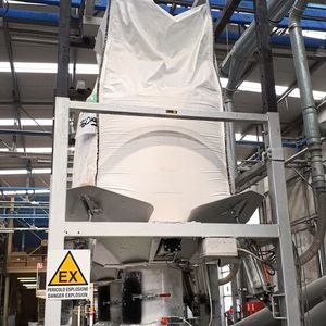 Austrag von Fliesenkleber in einer Big-Bag-Entleerstation(Bild:  Wam)