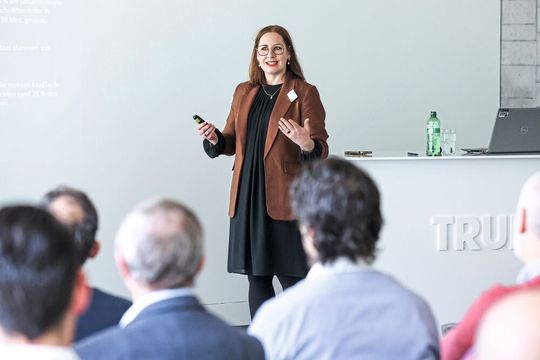 Julia Steckeler, Geschäftsführerin von Medical Mountains, brachte die Perspektive des Medtech-Mittelstands auf die Bühne.(Bild:  Trumpf Schweiz AG)