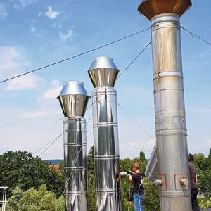 Beim Industriepartner Comet Schleifscheiben wurde das Abwärmepotenzial an allen Kaminen bestimmt und an einem davon eine Abwärmenutzung realisiert.(Bild:  Fraunhofer ISE)