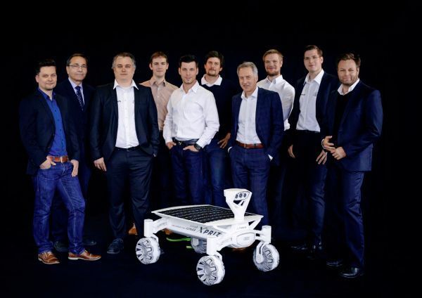 Leidenschaftlicher Support: Audi-Experten aus verschiedenen Fachbereichen unterstützen die Part-Time Scientists mit Hingabe dabei, den Audi lunar quattro fit für seine Reise zum Mond zu machen.  (Audi)