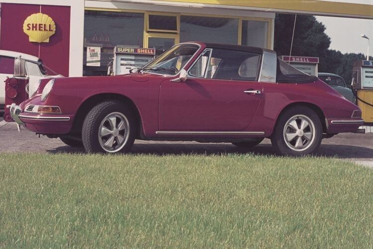 Anders als beim Vorgänger stellte der Targa – im Bild mit ganz frühen Fuchs-Felgen aus geschmiedetem Aluminium – beim 911 lange Zeit die einzige Möglichkeit dar, offen zu fahren... (Foto: Porsche)