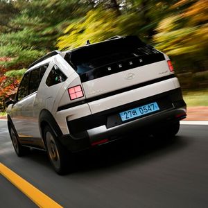 Der Kofferraum (510 – 1630 Liter) profitiert vom großen Radstand (2,79 m), ebenso die Passagiere, die vorne und hinten luftig verstaut sind.(Bild:  Hyundai)