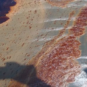 Großflächige Ölverschmutzung auf der Wasseroberfläche des Golfs von Mexiko als Folge der Deepwater Horizon-Katastrophe.