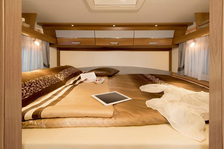 Der hinten Liegende muss klettern: Quer eingebautes Doppelbett im Dethleffs Esprit. (Foto: Dethleffs)