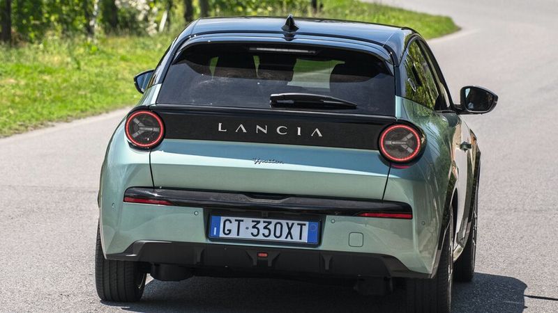 Die runden Rückleuchten mit liegendem „Y“ erinnern an große Lancia-Zeiten. (Bild: Lancia)