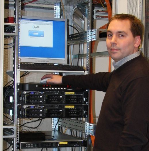 Projektleiter Ulf Farger an den beiden Dell-Servern, auf denen Stratus Avance implementiert wurde. (Archiv: Vogel Business Media)