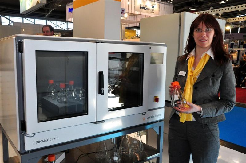Innovation in der Innovation: Der Certomat CTplus von Sartorius Stedim Biotech ist ein Inkubationsschüttler speziell für Säugerzellen mit einer genauen Kontrolle und Regelung von Temperatur, Kohlendioxid und Feuchtigkeit. Im Inneren des Geräts verbirgt sich gleich noch eine Neuentwicklung, wie Produktmanagerin Kerstin Vieluf erklärt: (Archiv: Vogel Business Media)