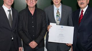 Verleihung der Wilhelm Manchot-Forschungsprofessur 2016: (v.l.n.r.) Prof. Kai-Olaf M. Hinrichsen (Dekan der Chemie-Fakultät der TU München), Dr. Nenad M. Marković, Thomas Manchot (Vorstand der Jürgen Manchot-Stiftung), Prof. Wolfgang A. Herrmann (Präsident, TU München). (Andreas Battenberg / TU Muenchen)