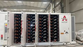 Blick auf einen stationären Energiespeicher. Diese Systeme werden in Zukunft verstärkt gebraucht, um Stromnetze zu stabilisieren, wenn kein Wind weht, die Sonne nicht scheint oder beides gleichzeitig passiert. (Bild: Th. Isenburg)
