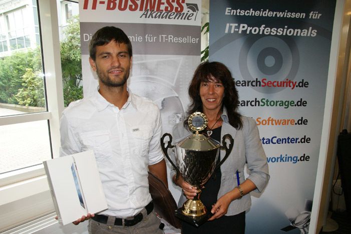 Sabine Seider, IT-BUSINESS, präsentiert den Gewinner des iPad in München. (Archiv: Vogel Business Media)