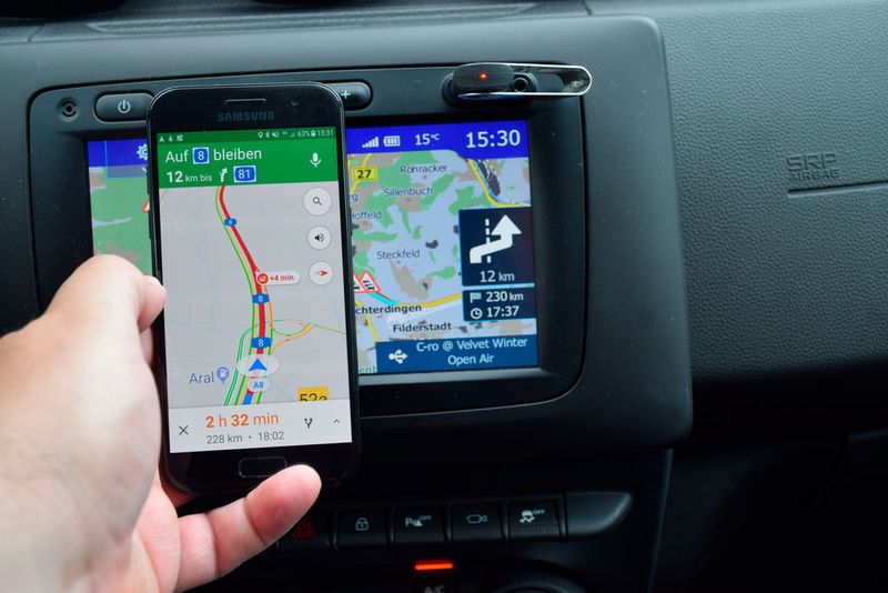 Google weiß es besser: Das Navi hat vor allem mit Stauereignissen so seine Schwierigkeiten. Die größte festgestellte Differenz lag bei 40 Minuten, die der Duster-Fahrer bei gleicher Strecke später ankam, als sein Navi glaubte. (Holz / »kfz-betrieb«)