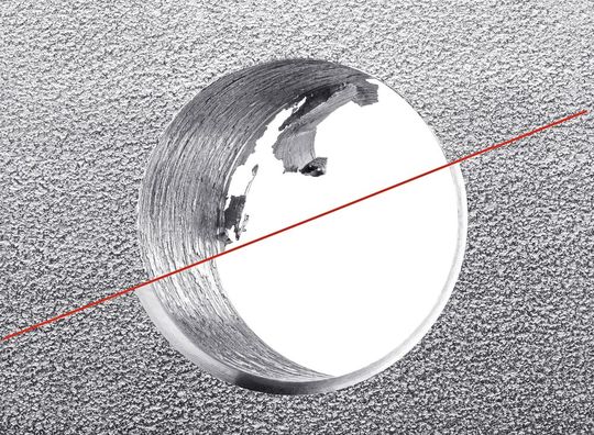 Da Grate an Bohrungskanten grosse Probleme in der Funktionalität des Werkstücks verursachen können, müssen sie meist entfernt werden.(Bild:  Heule)