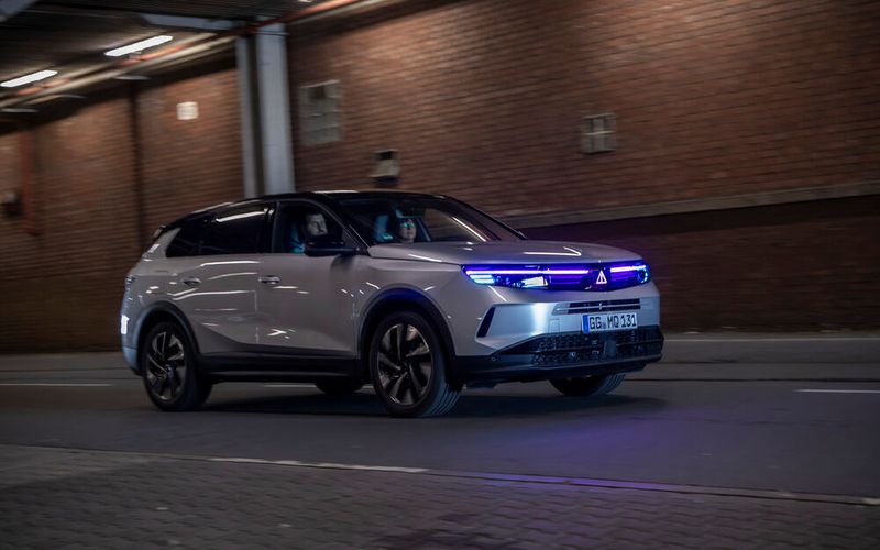 Ein Warnsymbol weist auf eine Gefahrenstelle oder -situation hin. (Bild: Opel)